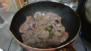 シカ肉を炒める